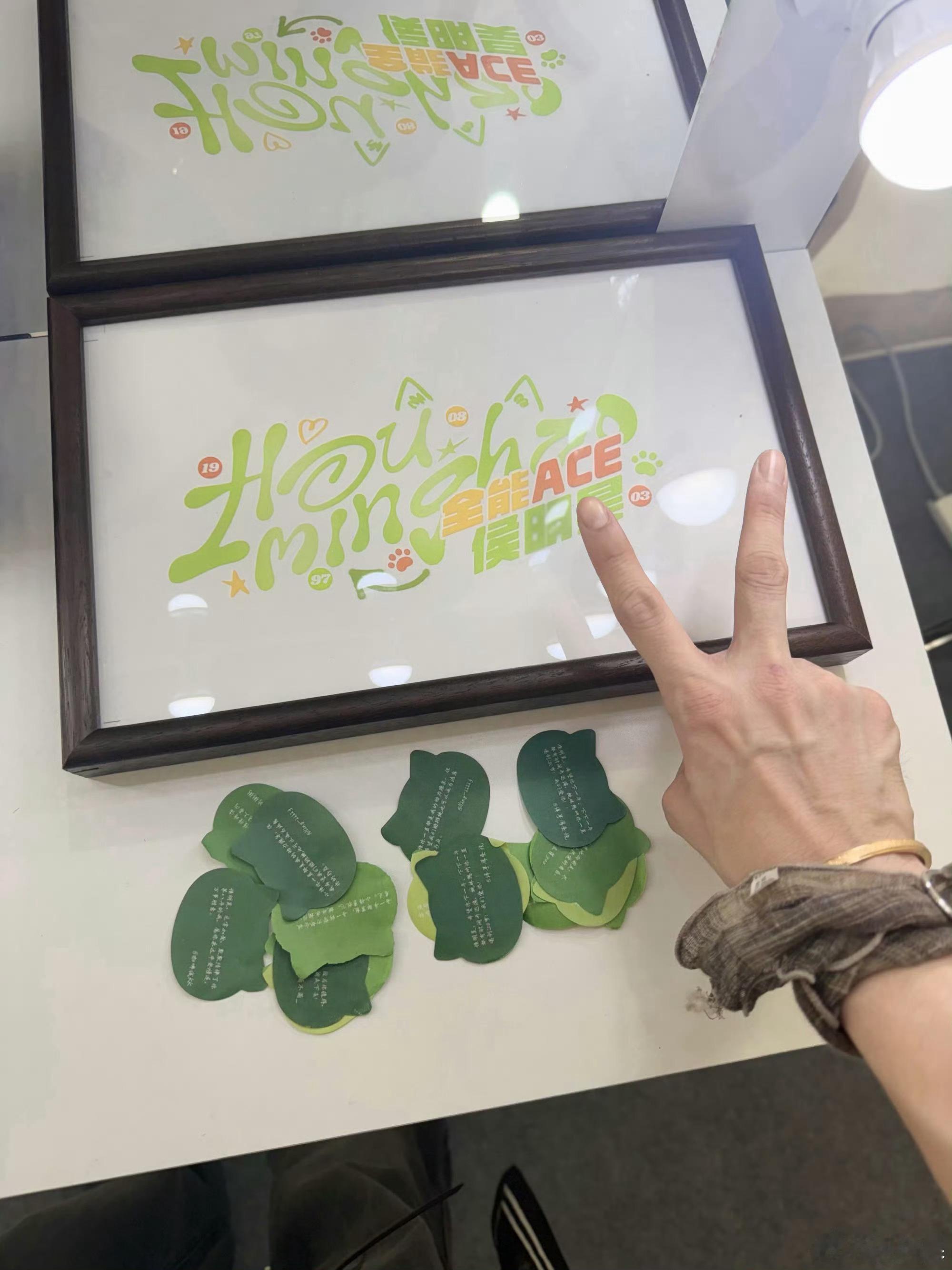 我现在每天都在想，越来越多的人来爱他了，真好，请一定要无条件的爱他啊，他能给我们