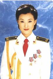 2008年宋祖英立一等功，肩章换上松枝叶，待遇直逼将军级，民间一口一个"文职少将