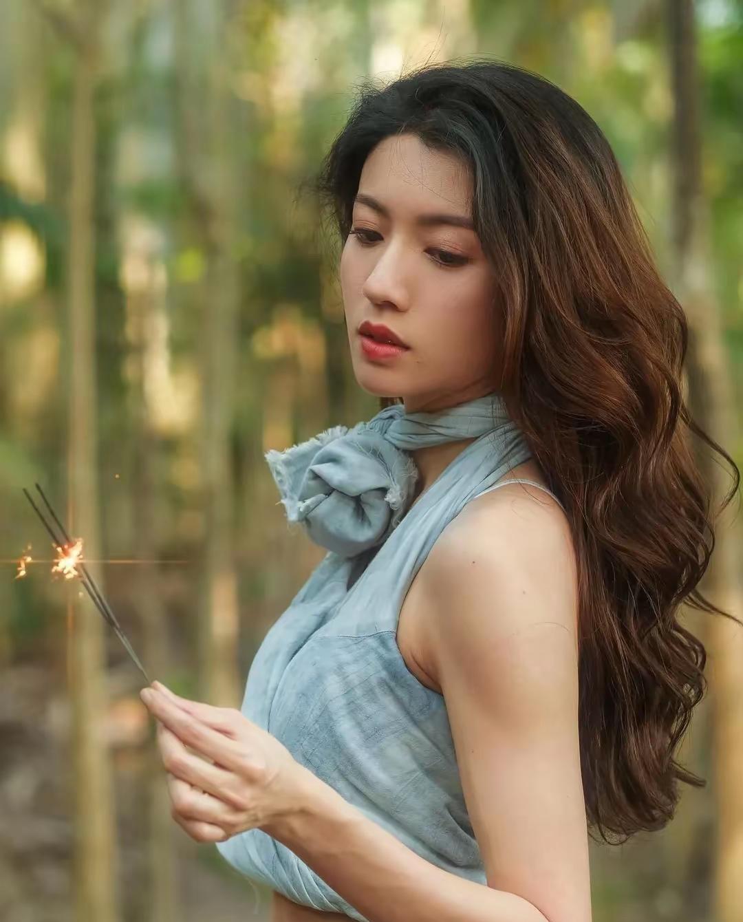 了解了一下即将签约周星驰公司的“星女郎”蔡思贝，发现她其实挺不简单的！她虽然