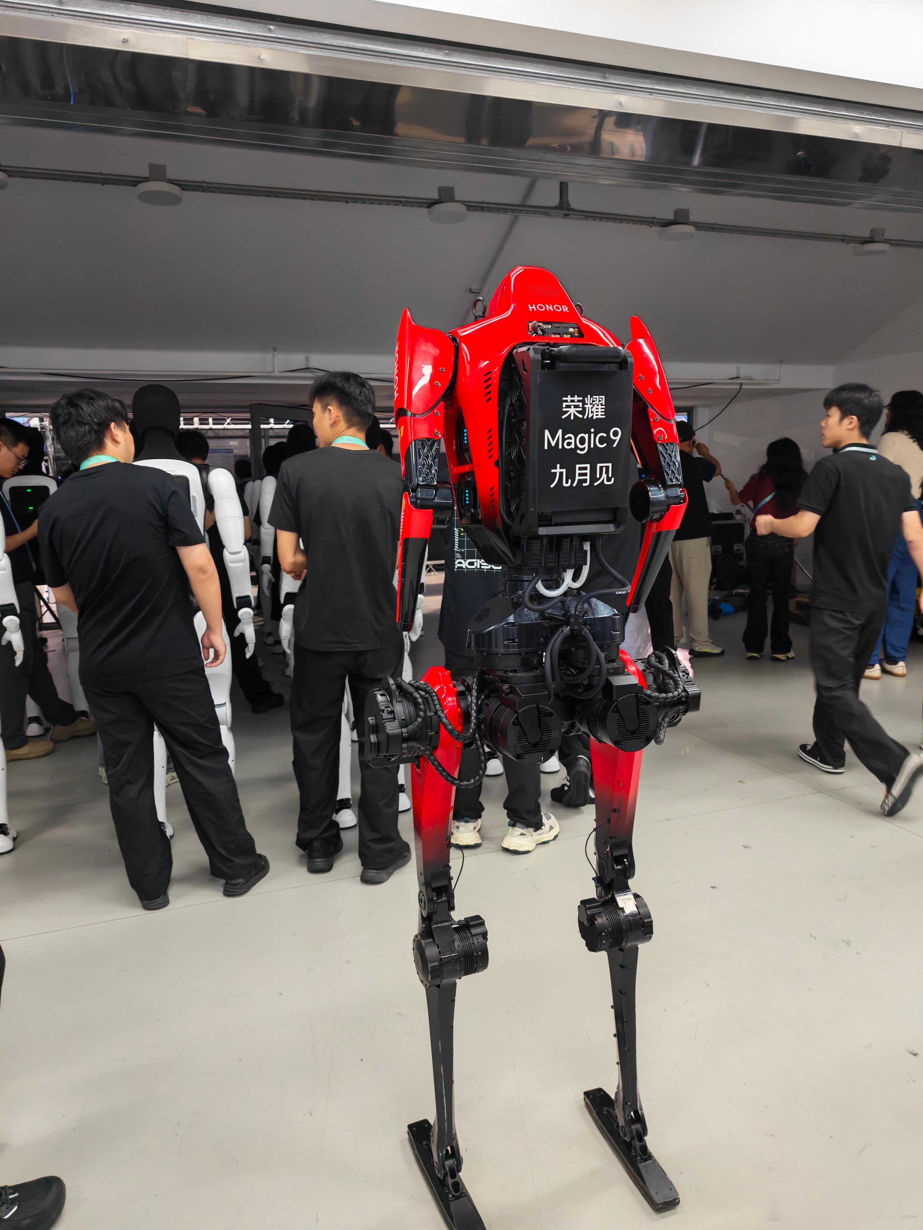#中国人形机器人跑出加速度#目前来看国内的机器人产业是真的先进！而且最核心的就是人形机器人非常的先进
