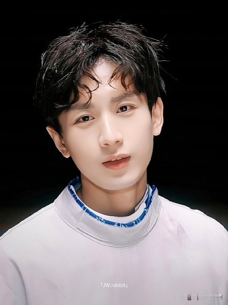 果果们，来猜一下这是成毅什么时候的照片呢？成毅湿漉漉的卷发软乎乎地贴在额前，眼睛