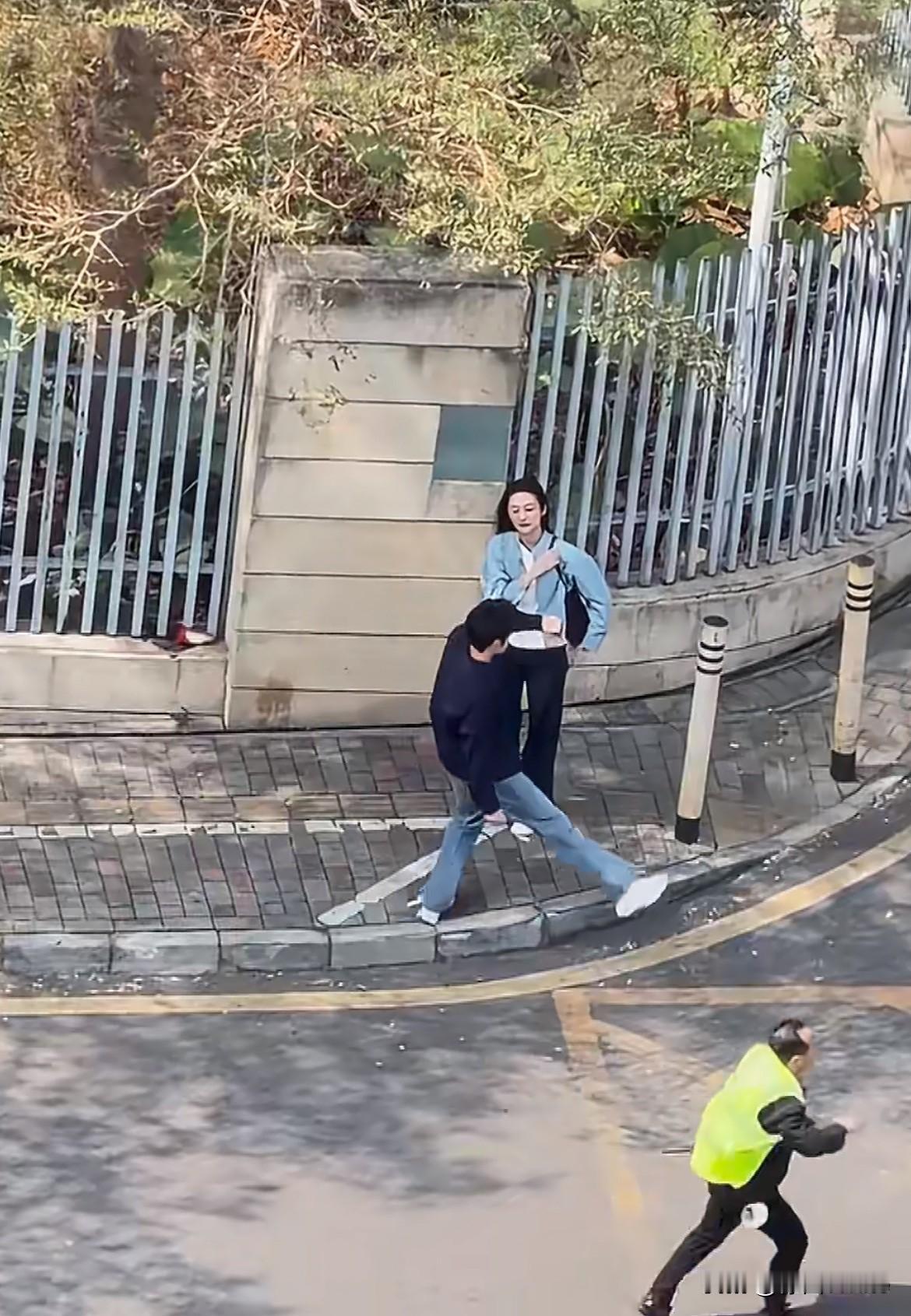 2月8日，肖战在深圳路边跳了段踢踏舞，给一脸严肃沉浸在分手情绪里的对戏女演员逗笑