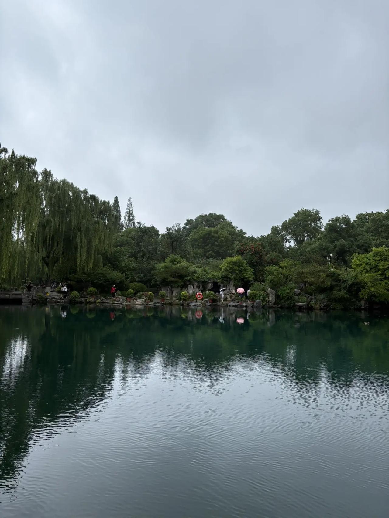 学会欣赏眼前的风景，活在当下享受当下，吃你想吃的美食，见你想见的人，做你想做的事