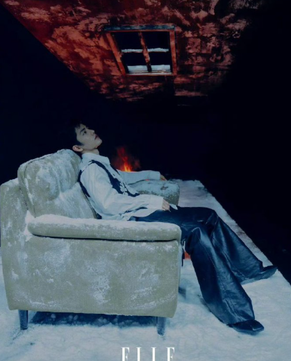 “花裤子”热搜比杂志卖得还快！果然，比起时尚成就，大家更爱看肖战的腰臀比