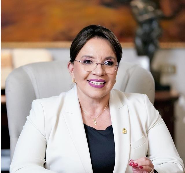 洪都拉斯这个美洲小国差点被一场大选掀翻了天，现任总统卡斯特罗当着众人的面爆料，特