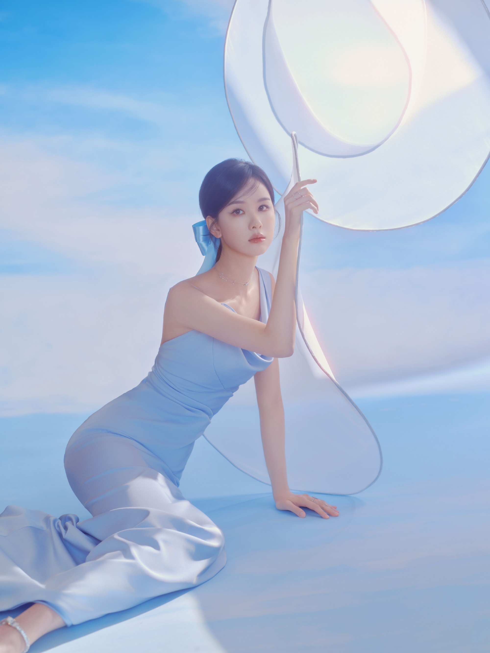 陈都灵和白云相拥，自在呼吸间，流动诗意。摄影：任欣羽​​​