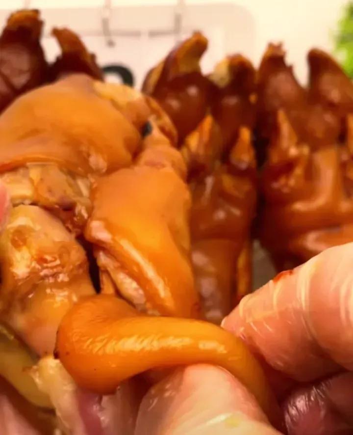 人人爱吃的猪蹄鸡爪，常吃对身体有啥影响呢？夜市卤味摊前，猪蹄和鸡爪永远是抢手