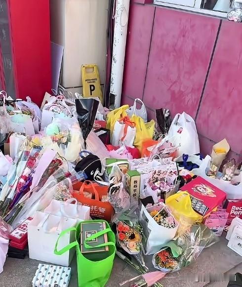场面壮观！一堆教师节礼物“滞留”校门口，心意收下礼品退回。9月10日教师节，不