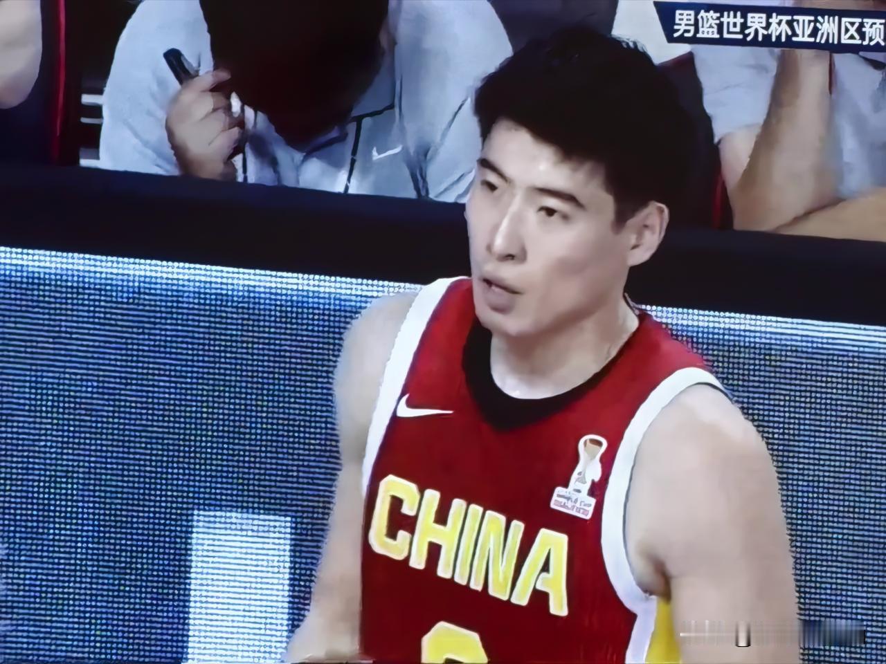 三人及格，多人拉胯，最多被对手拉开32分。男篮世界杯预选赛第二轮，中国队客场挑