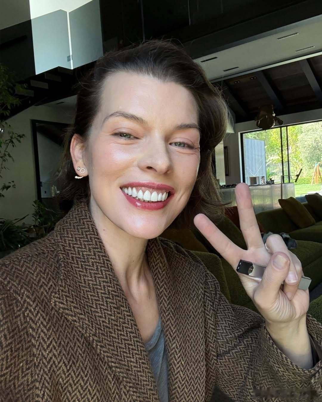 milesmcmillan米拉乔沃维奇晒出自拍照，好灿烂好美貌的妈咪🐰