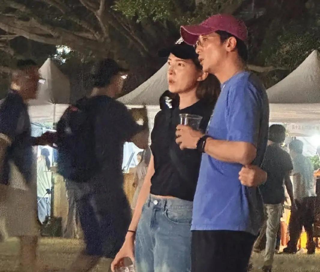 邱泽和许玮甯在台北逛夜市被偶遇，夫妻俩穿着一身休闲服，他们很低调在夜市逛，夫妻俩