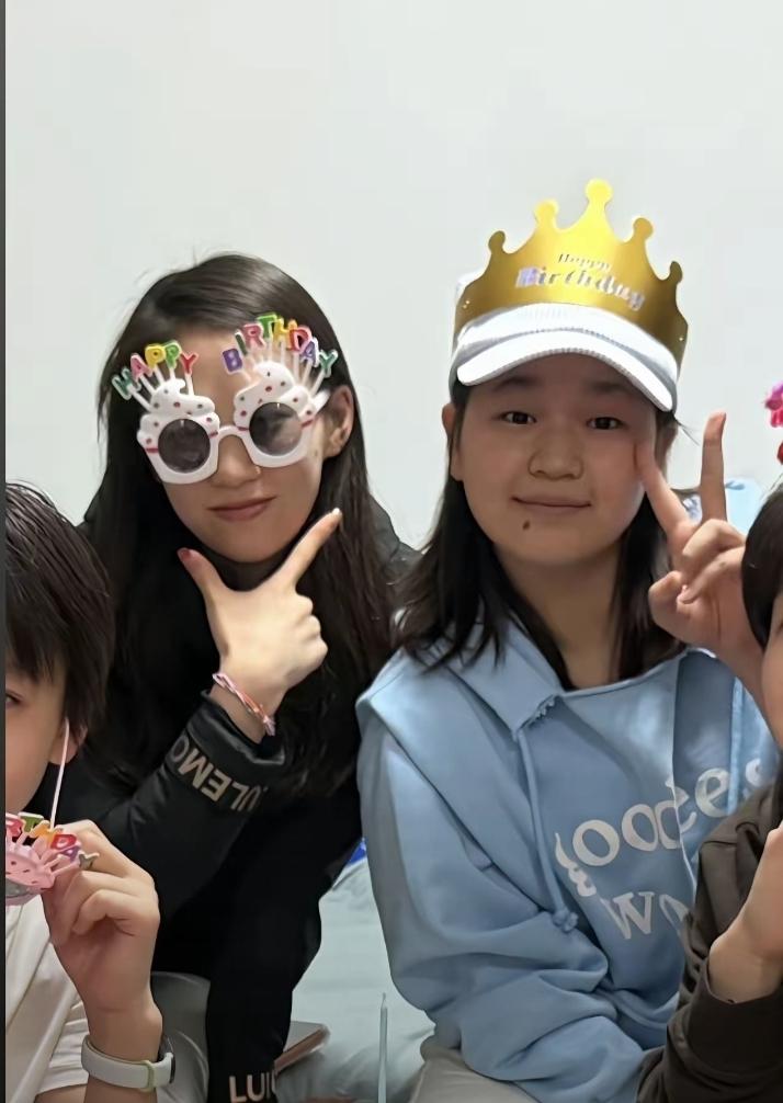 全红婵19岁生日晒出和陈芋汐的同框合影，两人比着可爱的剪刀手，笑容灿烂又青春。