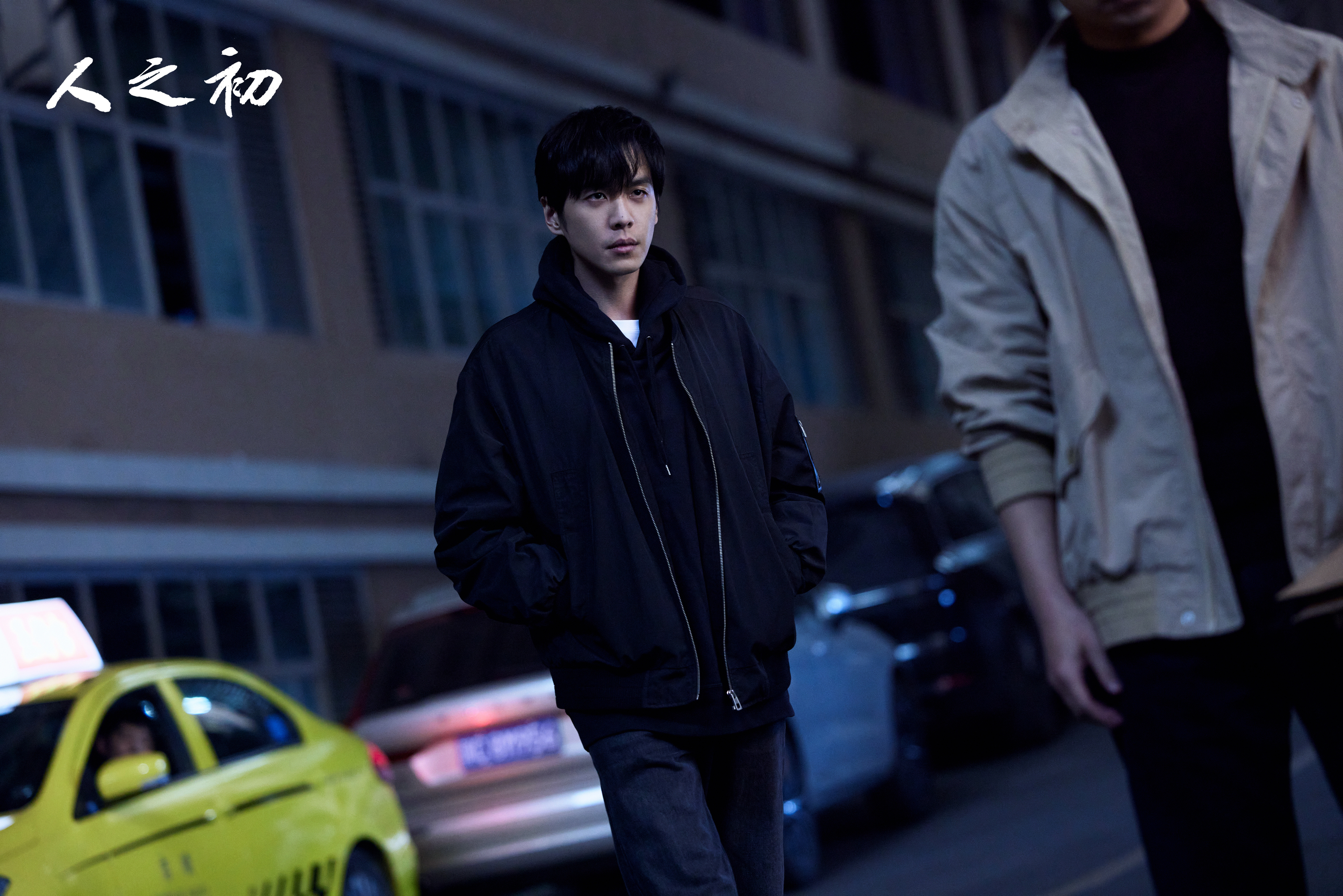 张若昀开荒式选剧别人在类型里打转，他在创造类型。《庆余年》打开男频改编大门，《