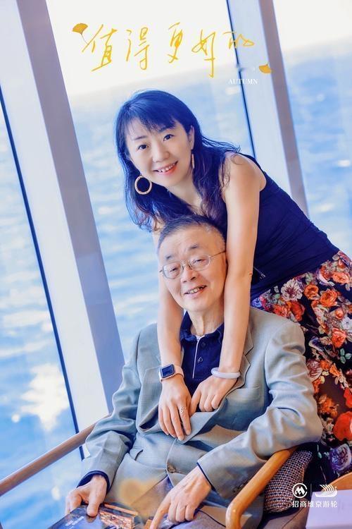 机场重逢，时光模糊了容颜却浓不了亲情88岁的爷爷，脚步蹒跚却早早守在机场。孙