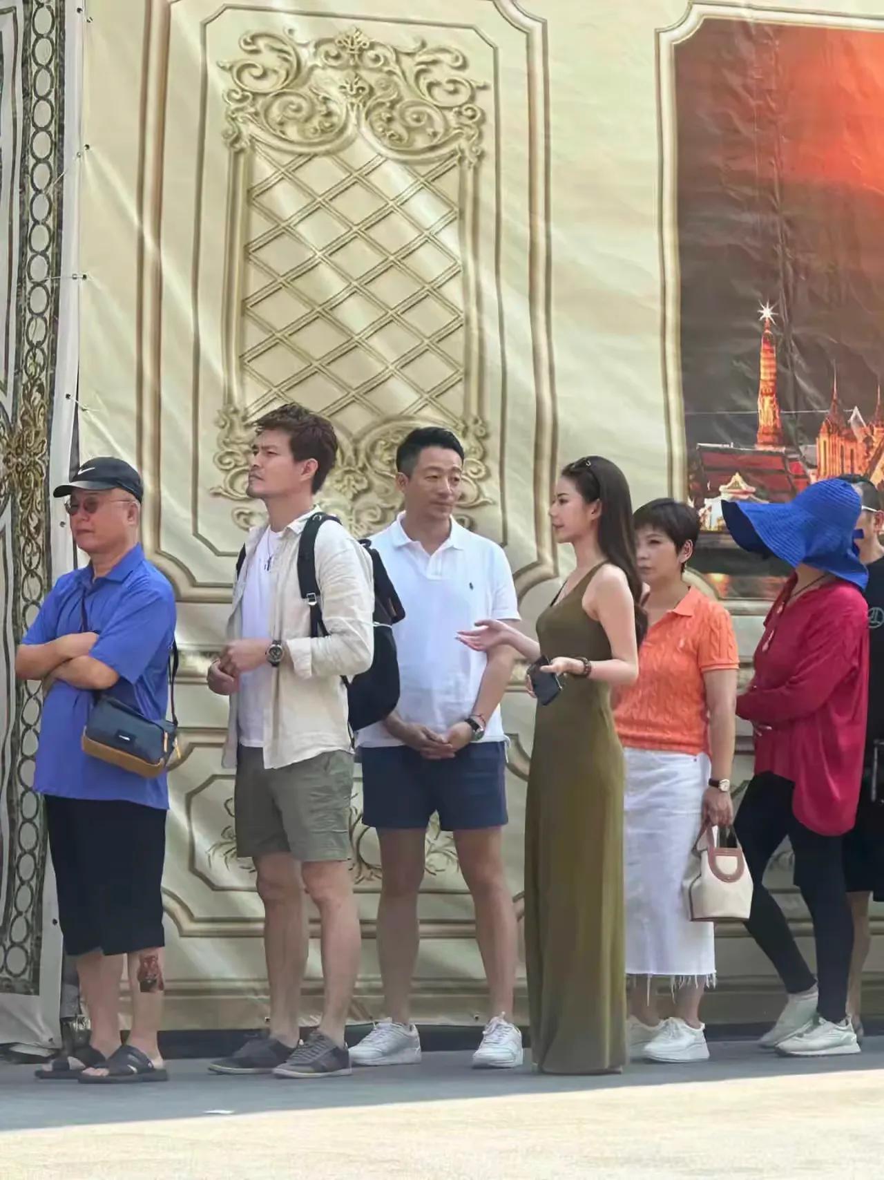 汪小菲一家泰国旅游，丈母娘和妈妈相处很和谐，马晓梅穿修身吊带裙又白又美，一点不输