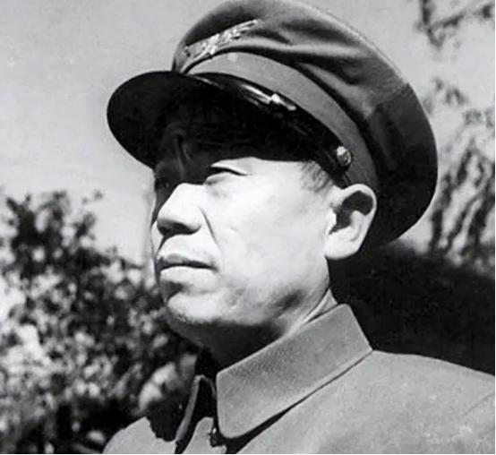 1950年盛夏，南京空军某部食堂里飘着两种截然不同的饭香，长条木桌这头，几位陆军