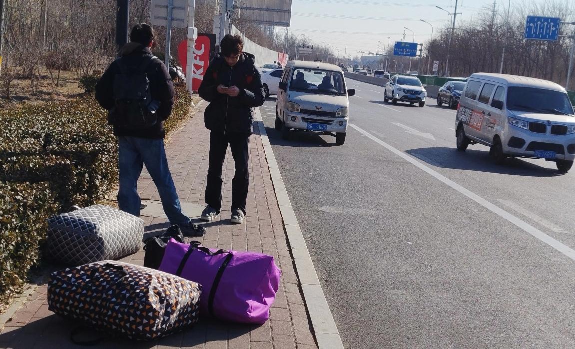 年轻人不爱等公交，爱打网约车，原因很实在。价格上，网约车更透明。2024年消协