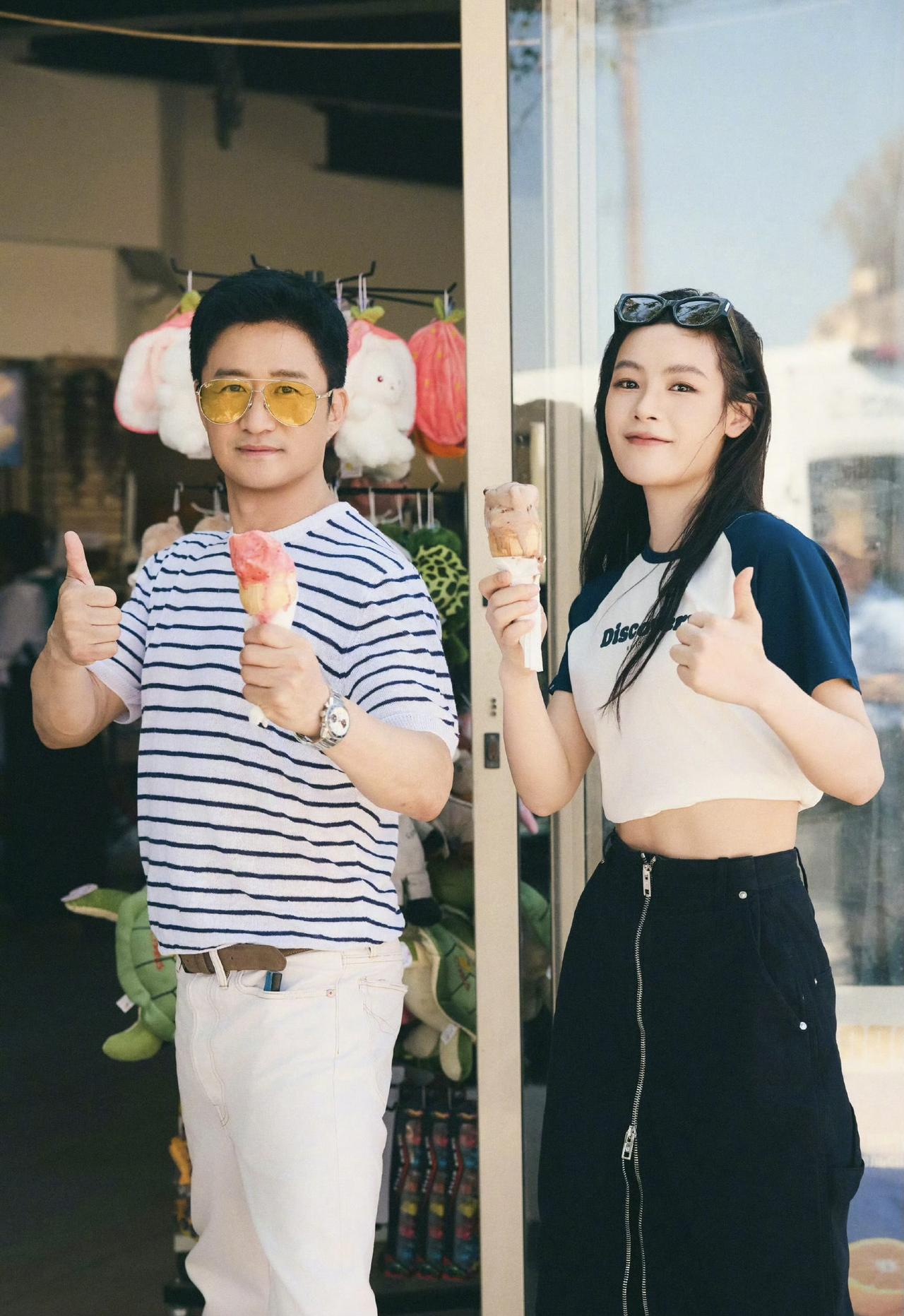 6月17日，吴京晒与陈丽君合影，两人开怀大笑的样子，被网友评论：“你俩把牙都收一