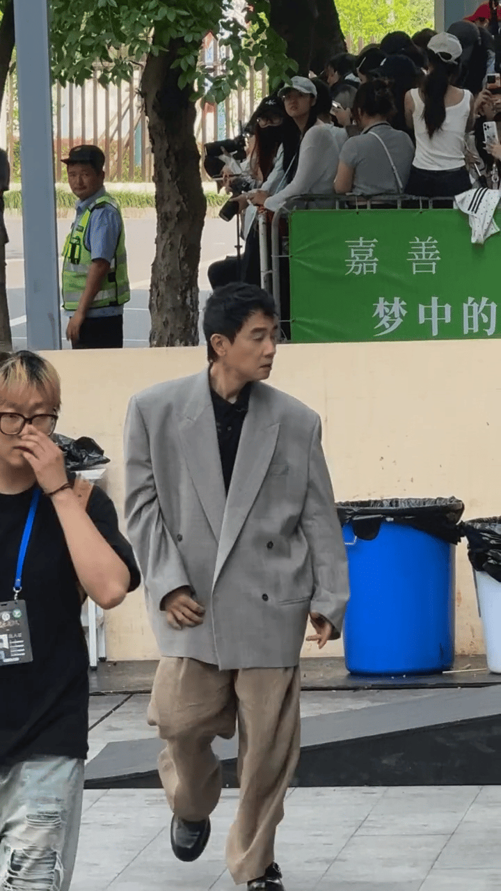 陈小春是偷穿了姚明的衣服吗陈小春双开门姚明的西装是被小春哥穿了吗