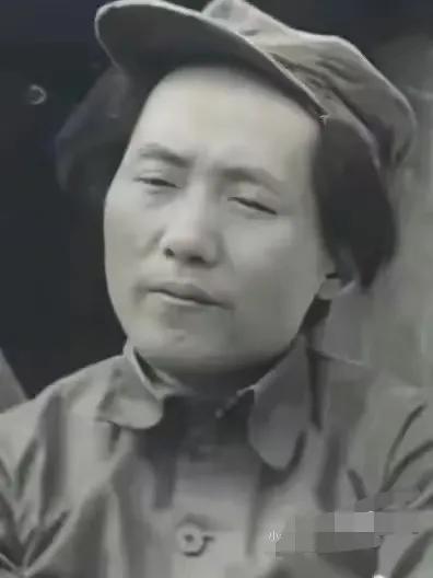看到这张毛主席在长征结束胜利到达陕北的照片，内心翻涌着无尽的感动与崇敬。照片中的