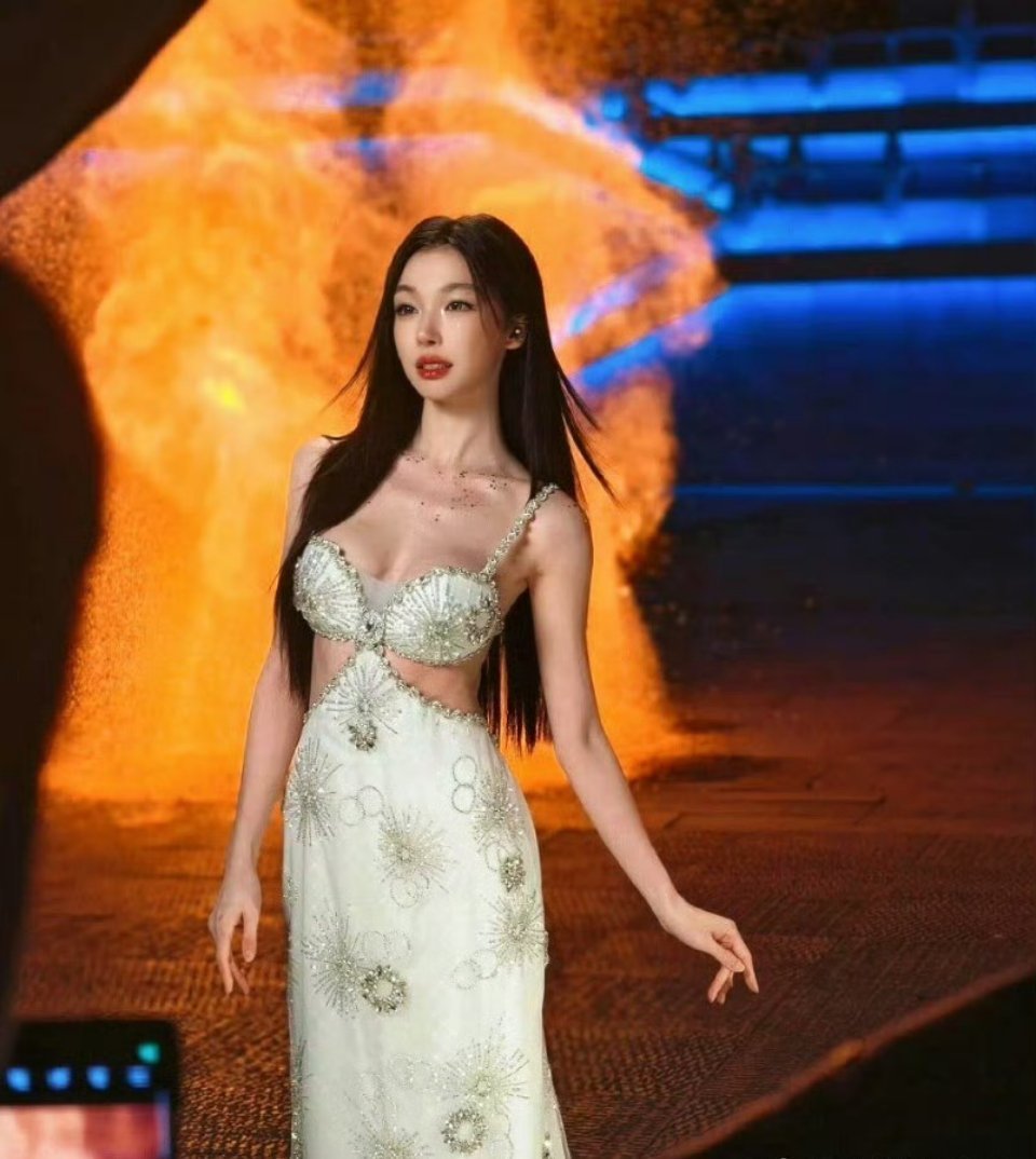 易梦玲穿白底亮片深V裙，细腰被勒出软肉，长腿从裙摆绷得直溜溜。同款我穿显壮，她倒