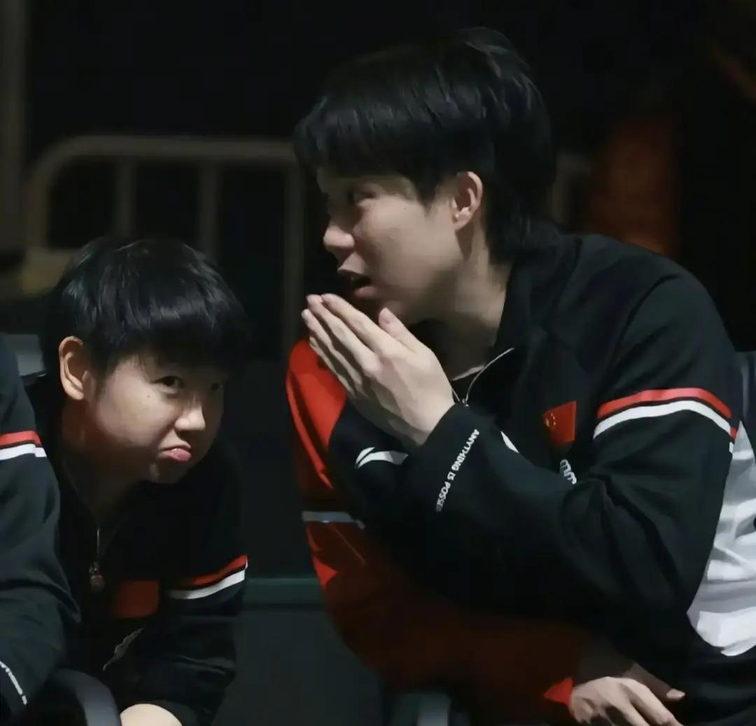 他们让王楚钦的背快断了。决赛前一晚，队医给他打了肌肉贴。但开场第三球，他就