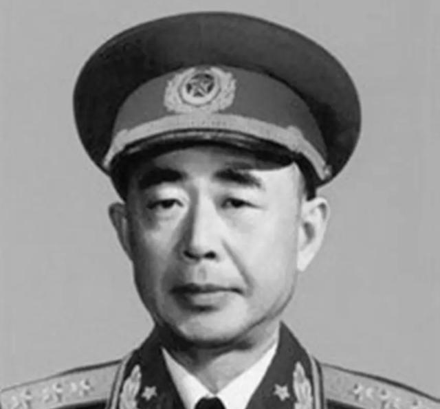 1955年，授衔仪式举办在即，毛主席在名单中看到了一位将领被授予少将军衔时，坚决