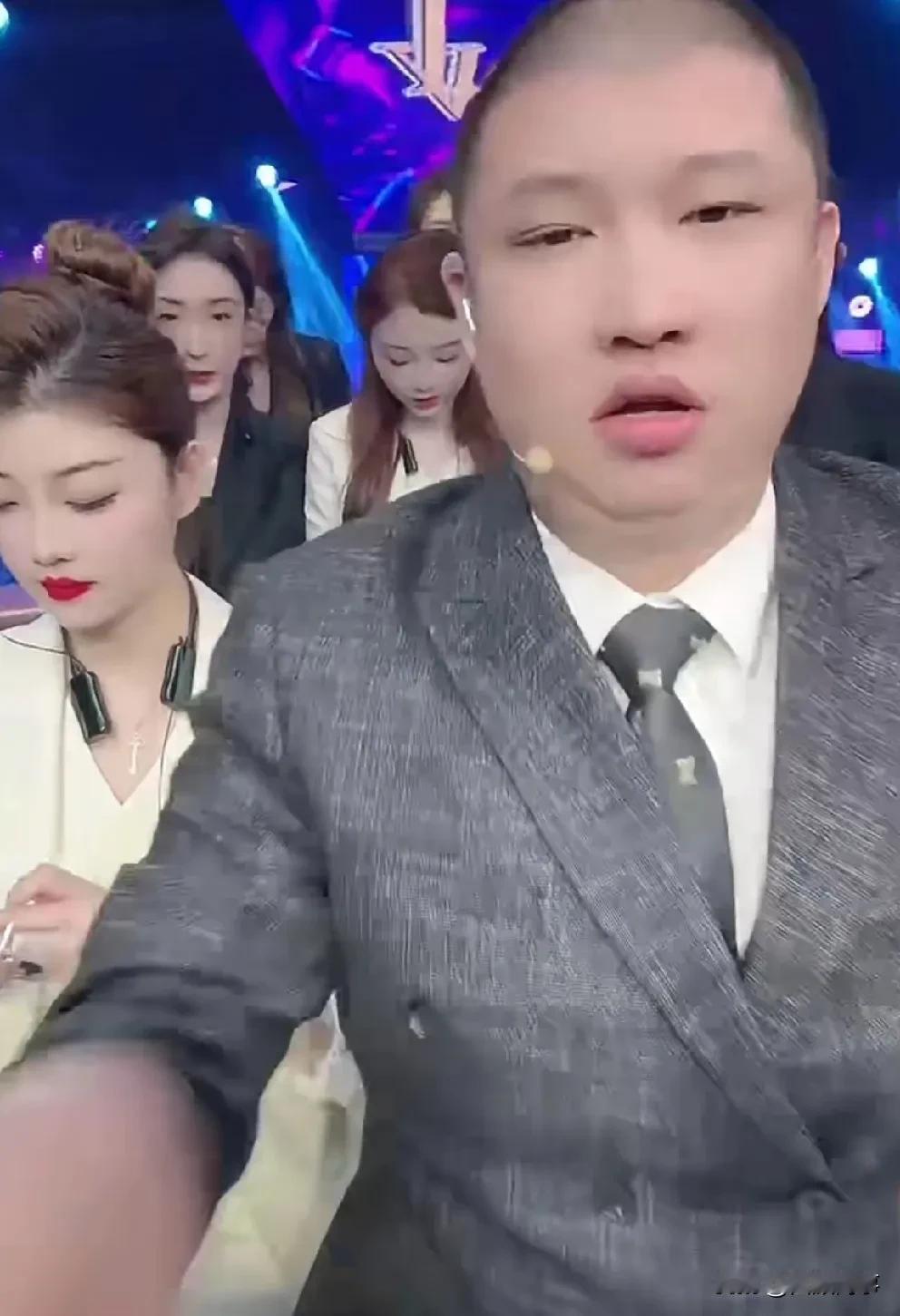 阿宇讲诉二驴被小阿牛起诉时，二子爷还找人家喝酒呢，也就二驴心大有格局！