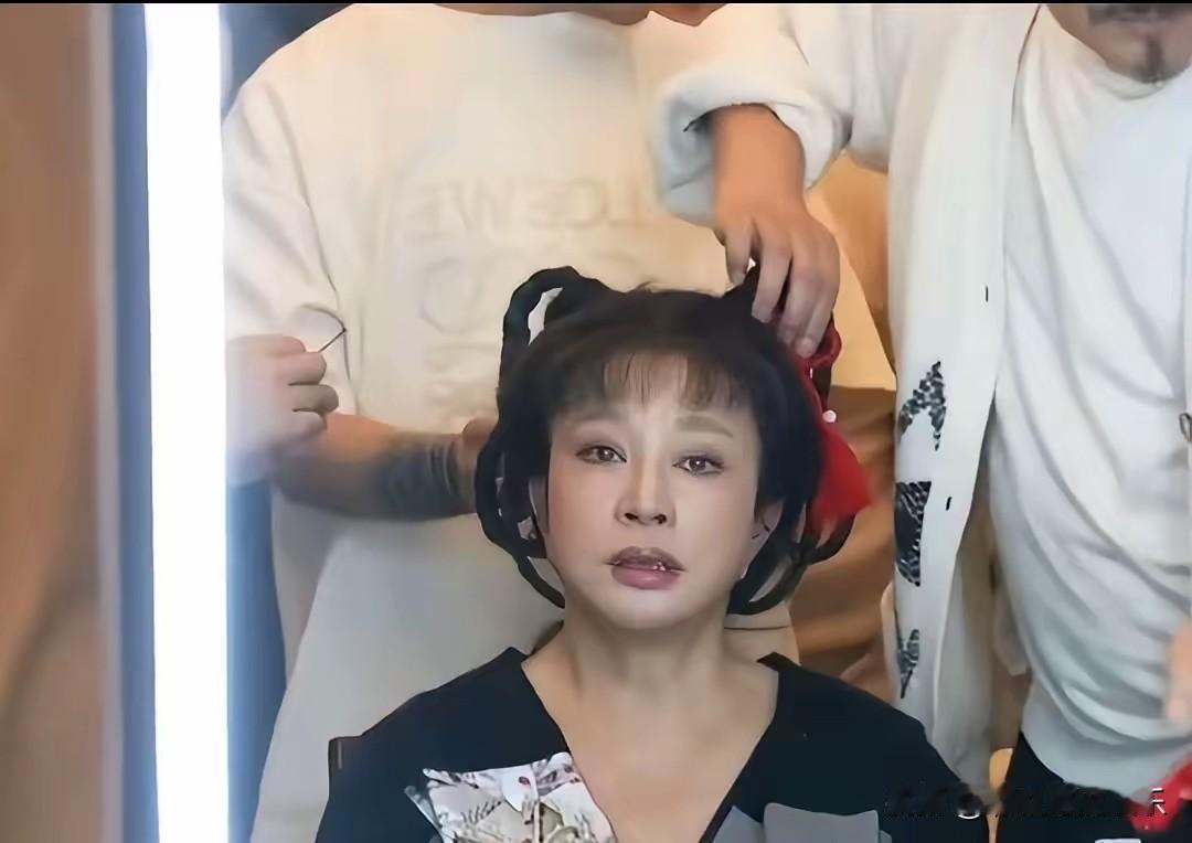 76岁刘晓庆演16岁少女太吓人了，物极必反，她太盲目自信了。即使再好的化妆师