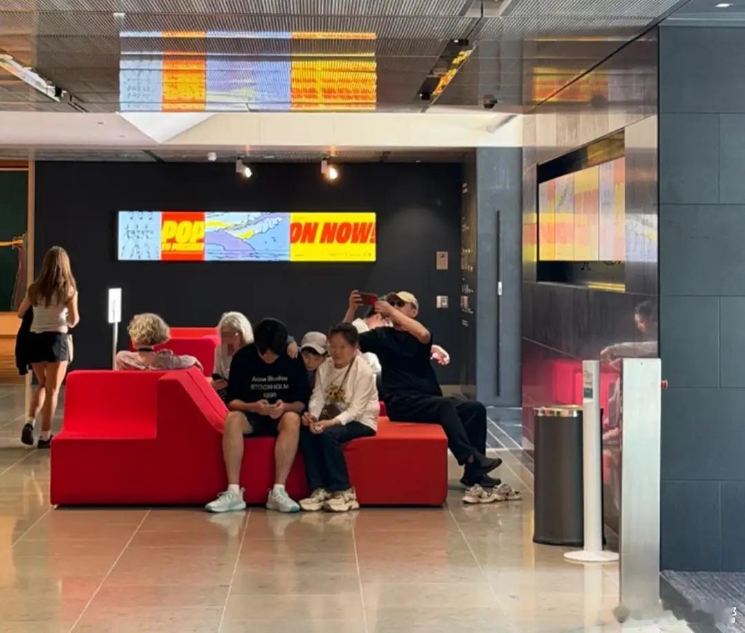 蒋勤勤一家五口度假，俩儿子长相普通，婆婆露面与陈建斌似同龄人！