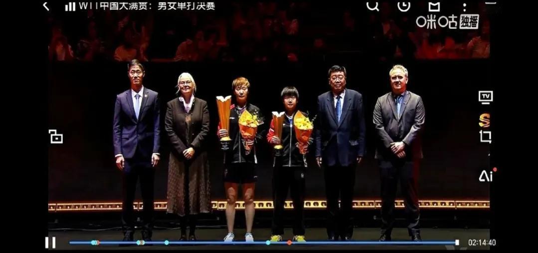 王励勤一句话让全队不再内斗王曼昱刚拿下大满贯，王励勤把奖杯递过去，顺手拍了