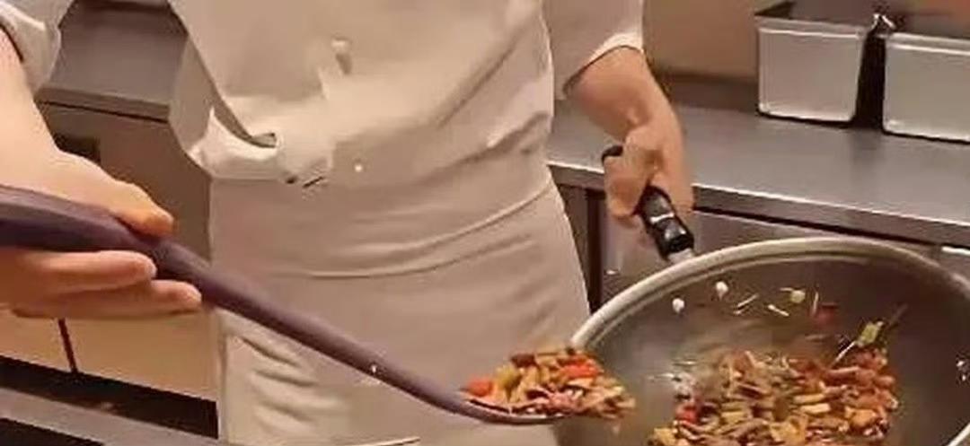 某贝厨师这拿铲子的姿势，一看就是文化人，和握毛笔手势差不多。