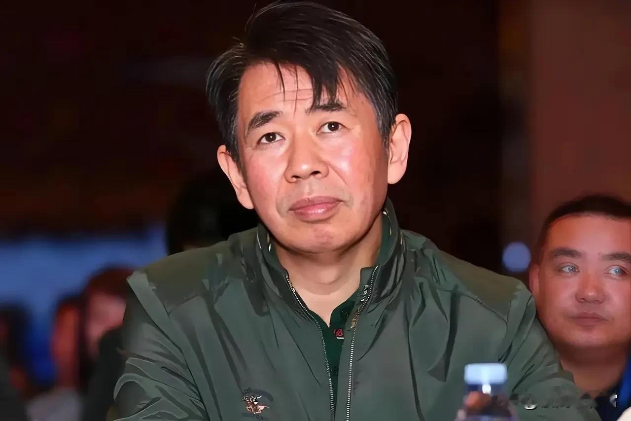 戴旭在一次节目里正认真讲国家安全形势，讲得头头是道、层层深入，结果主持人接连三次