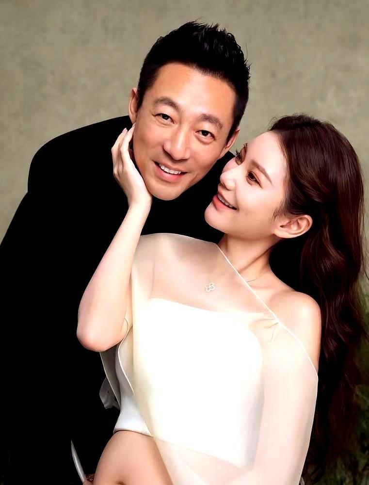 情人节，有人守着孕妻，有人守着墓碑。汪小菲飞到台北，手放在马筱梅隆起的肚子