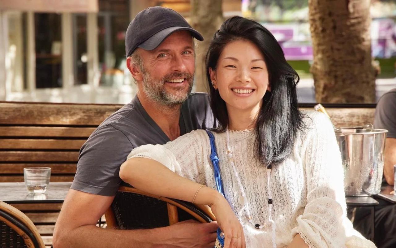 她嫁给了法国人，生了一个漂亮的混血儿子，长年定居欧洲，如今又回中国赚钱，在上海创
