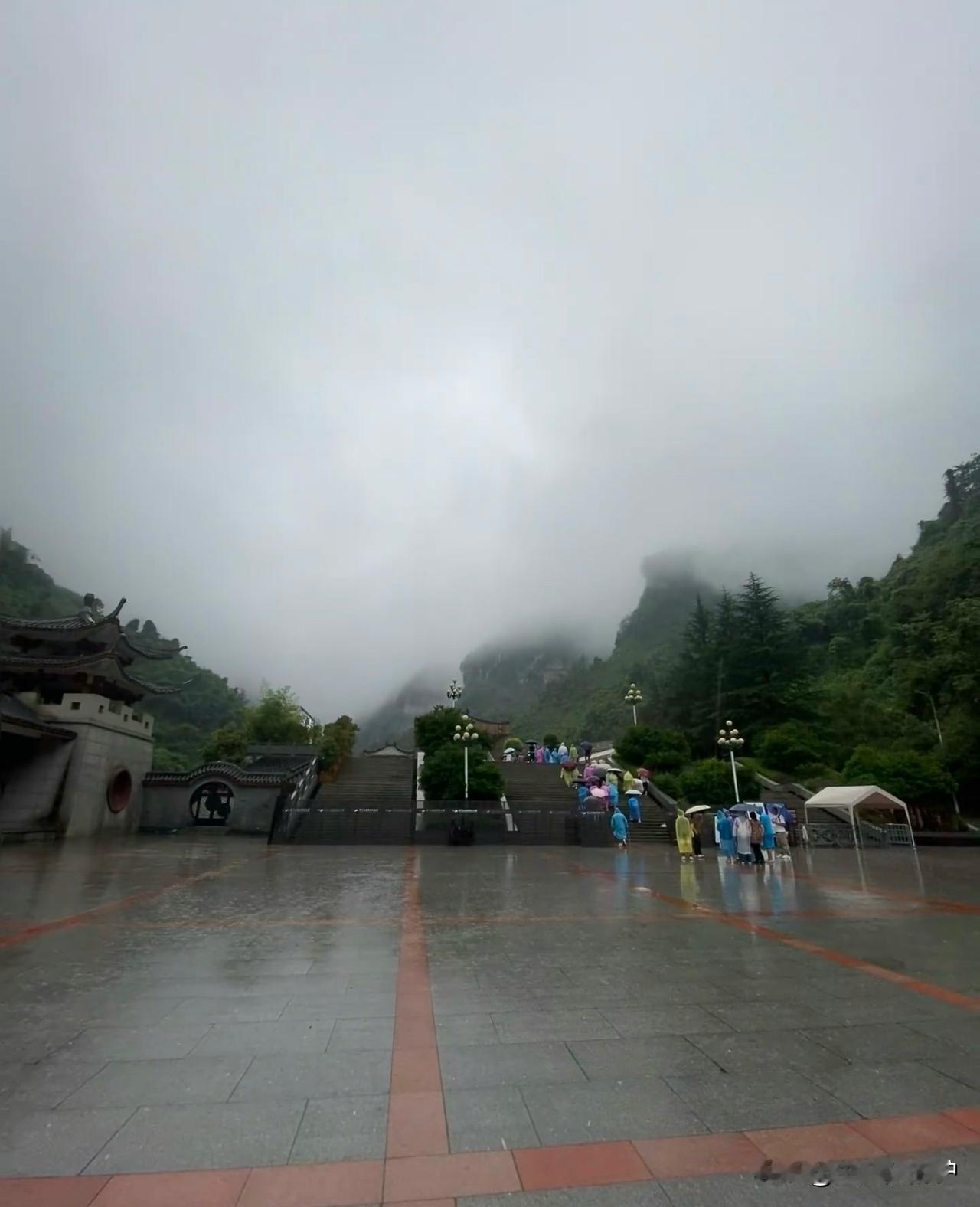 落地张家界赶上了下雨，感觉出来玩就是花钱+涨经验！滴滴秒接单挺顺利，下车时