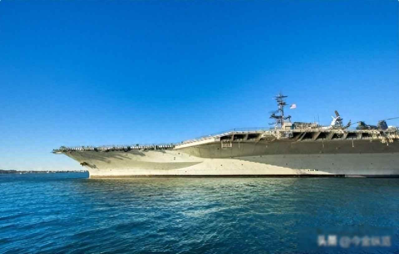 辽宁舰还在服役，西方却传它要卖俄，背后藏着对中国的怕最近网上又传出一个说法，