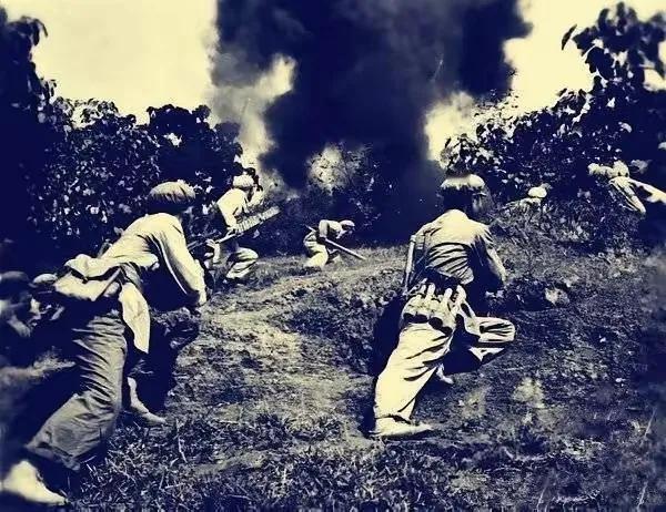 1947年底，运城战场。战士一炮就打掉敌军碉堡，战后，王震快步上前问：“你是从哪