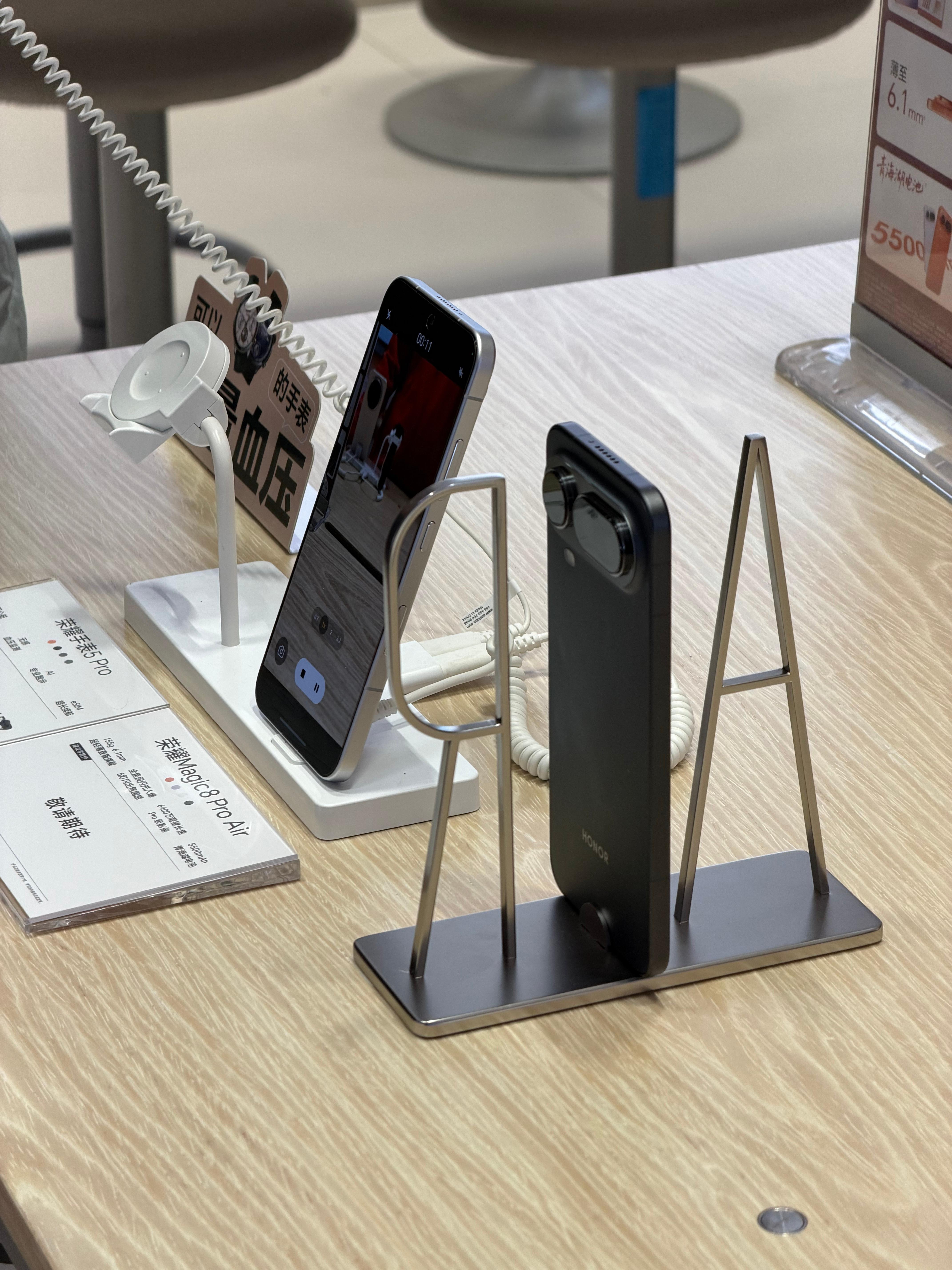 路过荣耀门店，进来摸一摸荣耀Magic8ProAir。这机器怎么说呢，就是还