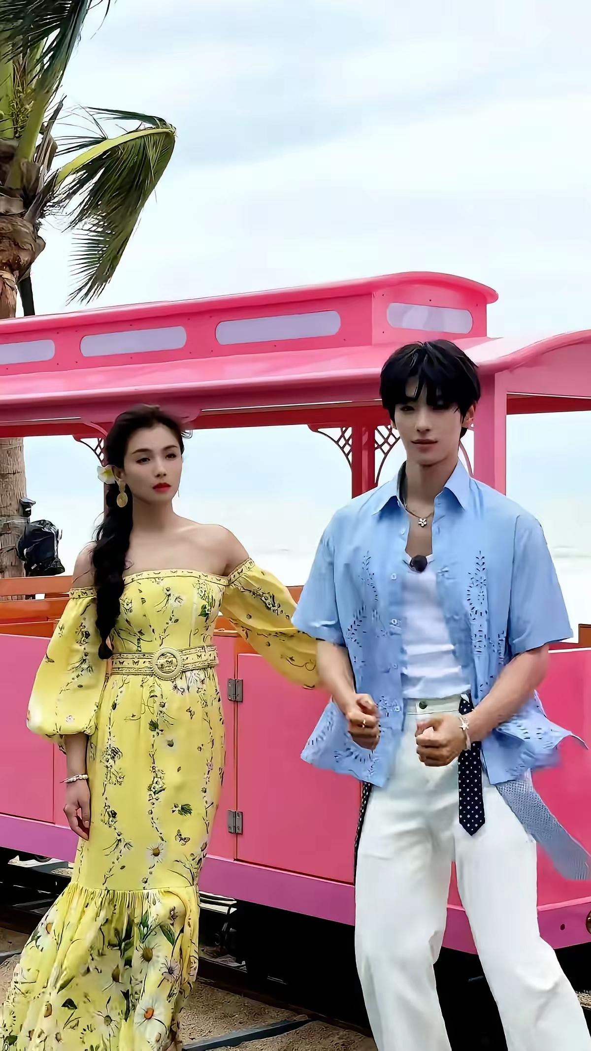 刘涛还没老，她那秀气逼人的儿子已经直逼一米八了！不愧是亲生儿子，完美继承了妈妈的