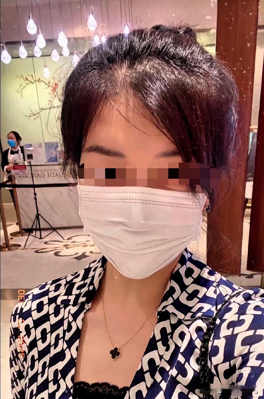 北京李女士这波操作真把网友气笑了！自己口罩戴得密不透风惜命如金，遛狗却连绳都不牵