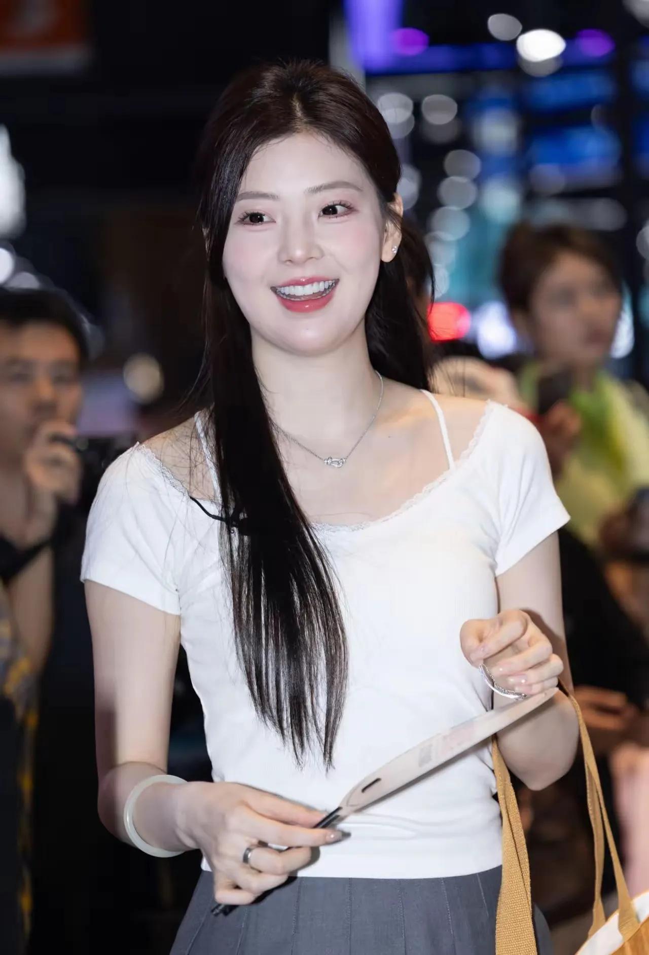 元气少女车模春晓夜游街，那微笑简直太迷人啦！她可是车模界的清纯甜美女神，小巧脸庞