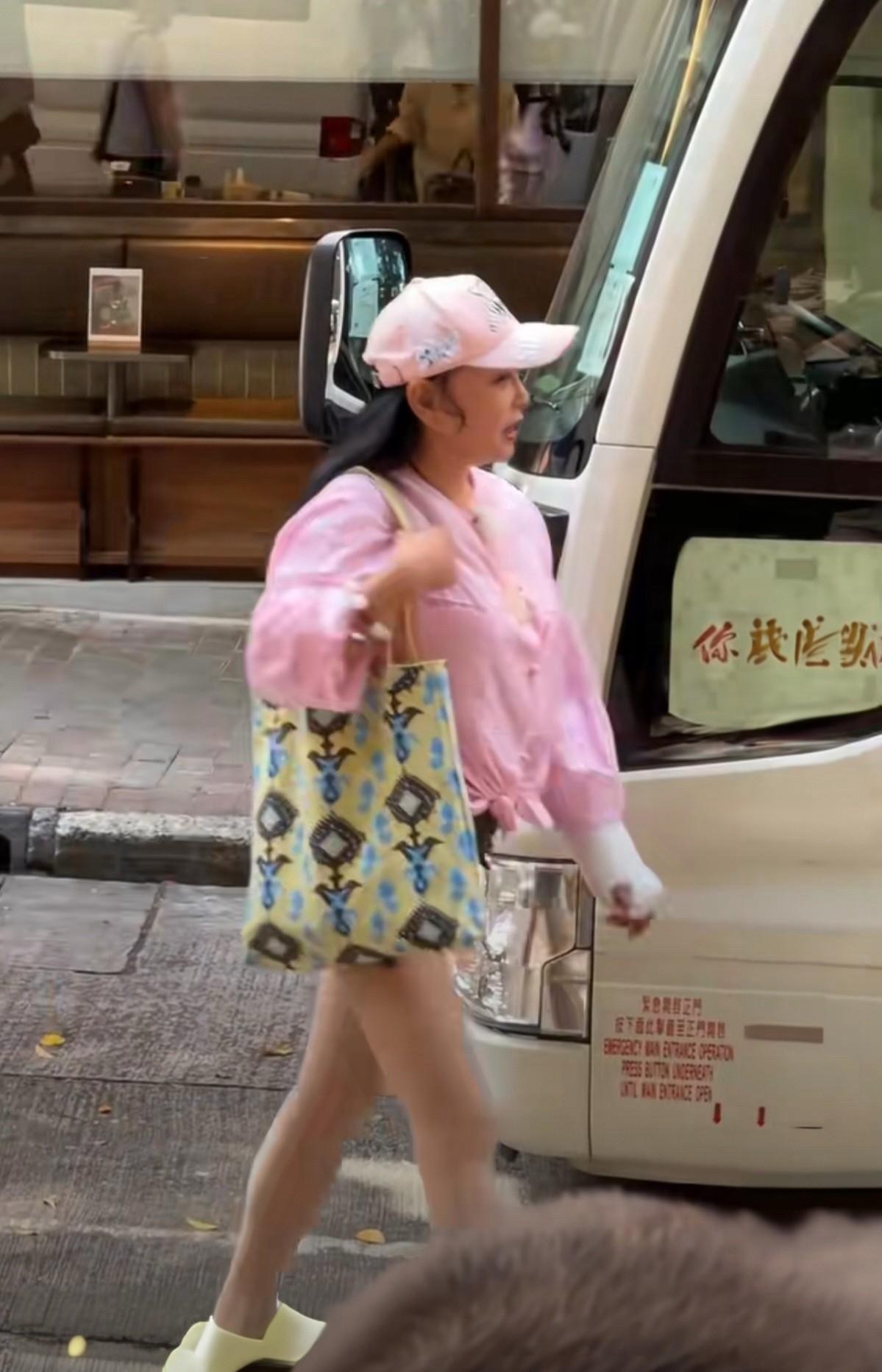 如今刘晓庆也是奔8的人了，还打扮的这么时髦，这么朝气有活力，真的是很难得。