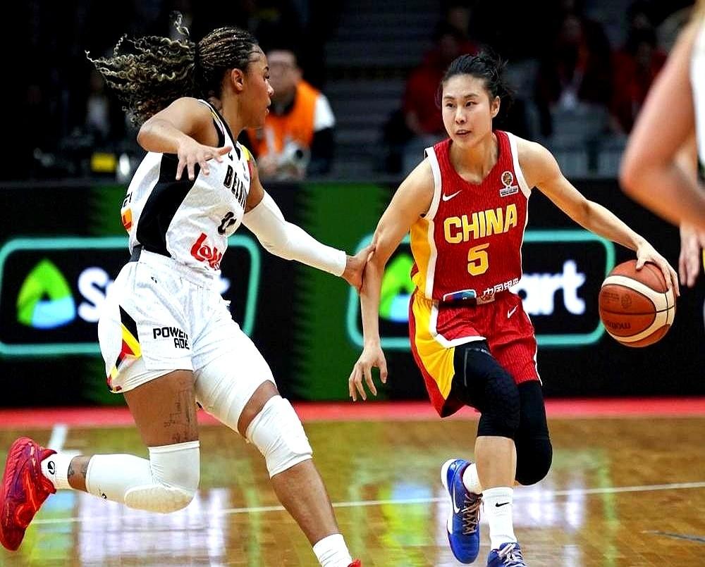 杨力维就因为解说一句“5号下场”，快被骂废了。人家说的是南苏丹的5号球员，硬