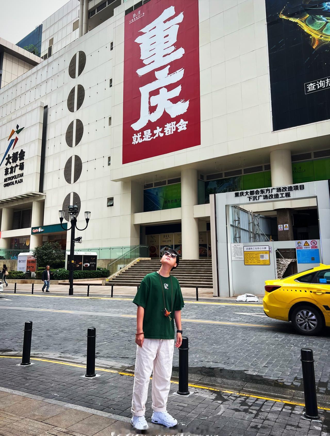 摄影师说：不要低头，抬一点起来​​​