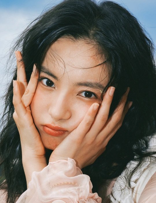 张雅钦古装美成啥了张雅钦的古装堪称天选古人造型，美得如诗如画，恰似从历史画卷中翩