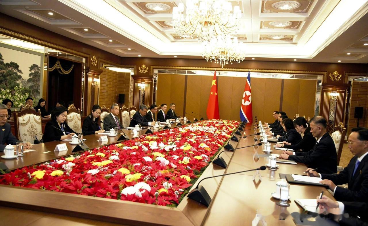 金正恩一路点头，这个细节最值得盯！友谊塔、干部学校、植树立碑——6月9日的行程