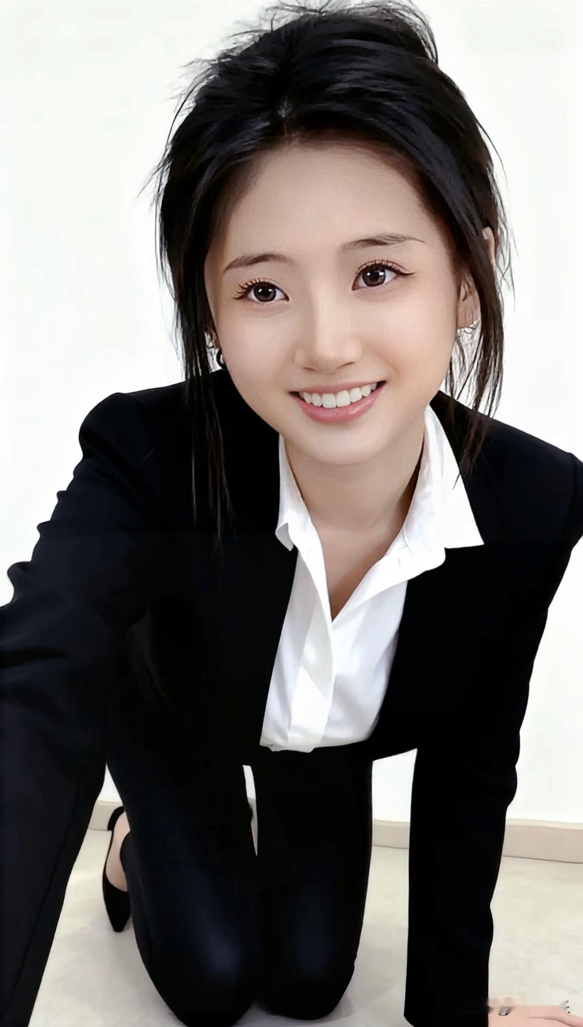 职场萌妹的甜美微笑，黑西装白衬衫，自信满满！😊✨今日分享随手拍照片手机随手拍