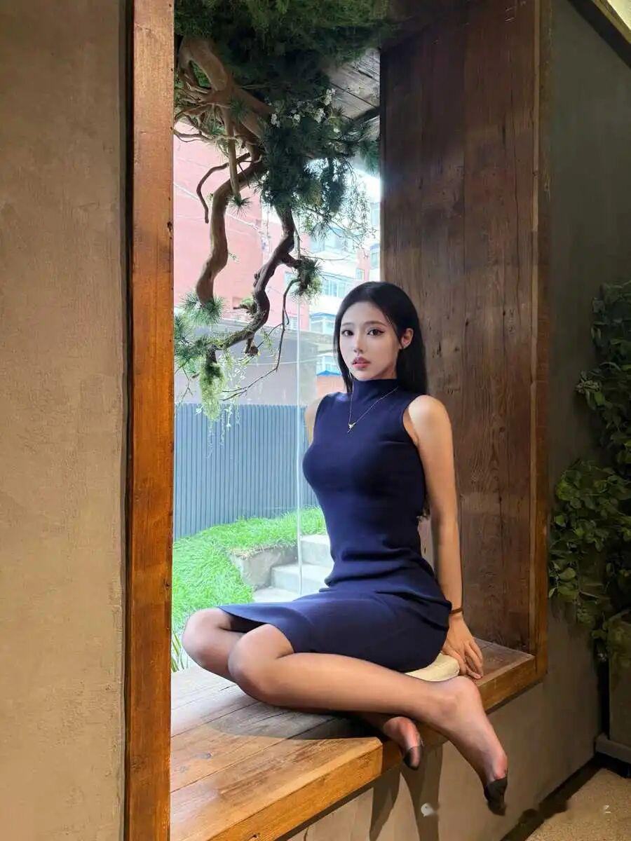 颜值小姐姐：「在茶室穿上黑色太犯规了吧」【芊好甜喔】这位小姐姐的时尚...