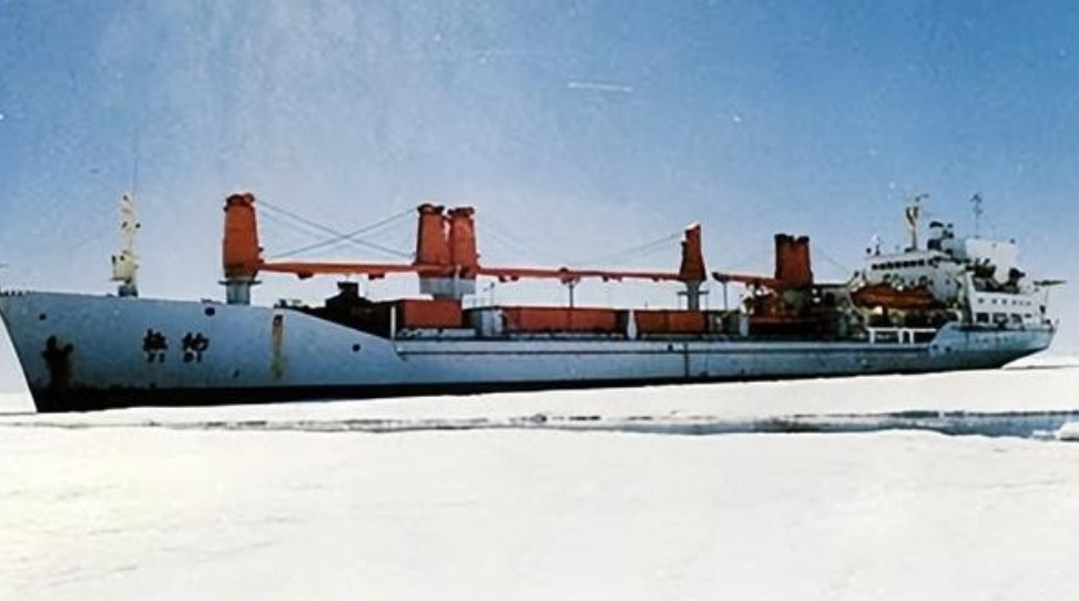 1989年，张国立冒着生命危险，炸掉冰川，拯救了南极科考船，荣立二等功。张国立